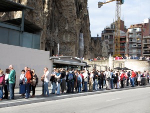 The 50min queue for the Sagrada Familia at 9.50am in the morning Photo:  frugalfirstclasstravel